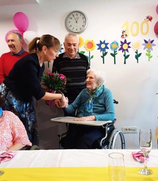 Za 100 rojstni dan je slavljenki prva čestitala direktorica Doma Taber Martina Martinčič